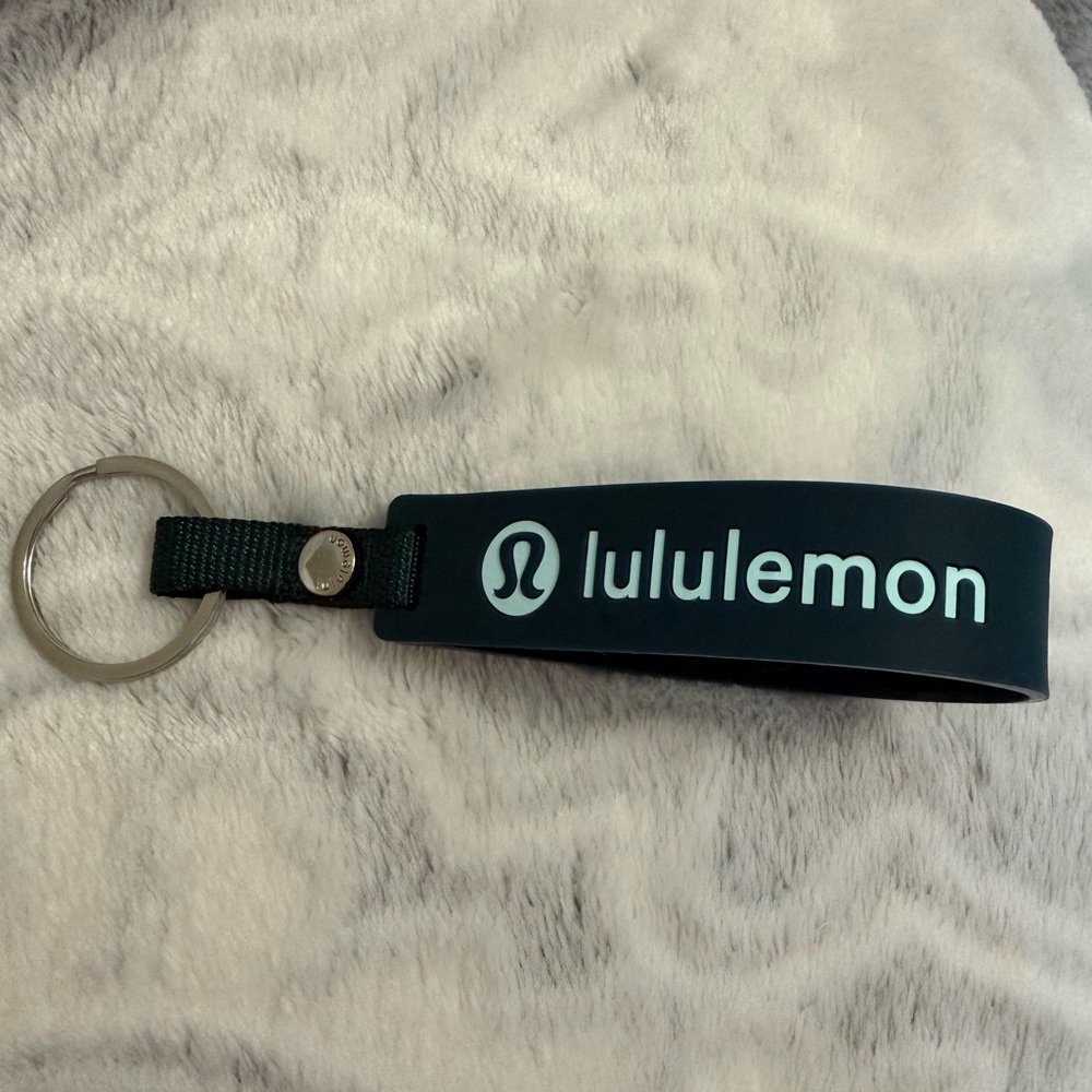 Lululemon: Silicone Keychain with lululemon logo.
Color:Warp Teal,Mint, & silver - Picture 6 of 6